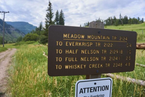Meadow mountain trail sign with distances to Everkrisp, Half Nelson, Full Nelson and Whiskey Creek